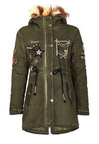 Parka vert olive avec capuche bordée de fourrure, écussons décoratifs, embellissements en étoiles et perles, poches avant et cordons de serrage noirs à la taille.
