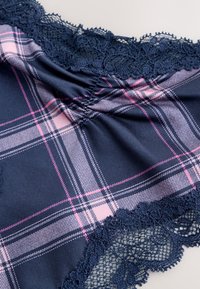 Material bleumarin cu un model în carouri roz și alb; are o bordură din dantelă de-a lungul marginii, oferind un detaliu texturat designului.