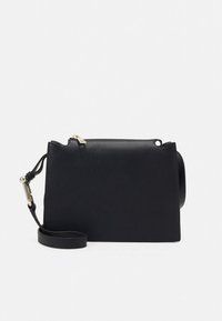 Geantă crossbody din piele neagră cu finisaj texturat, închidere cu fermoar și curea detașabilă. Prezintă accente minime de metal auriu.