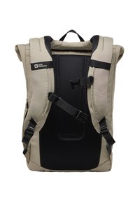 Beige rugzak met zwart gewatteerd rugpaneel, verstelbare schouderbanden en plastic clips. Heeft een gestructureerd oppervlak en een logo aan de voorkant.