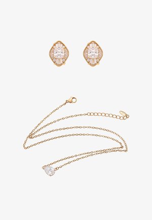 Gouden sieradenset bestaande uit twee oorbellen met rechthoekige stenen en een bijpassende ketting met een druppelvormige hanger.