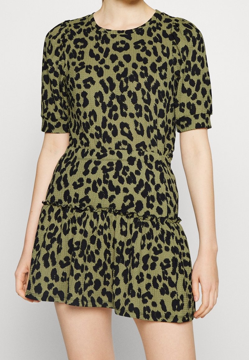 Vestido de estampado de leopardo en verde oliva, con mangas cortas, escote redondo, cintura ajustada y falda de volantes en capas con detalles de volantes.