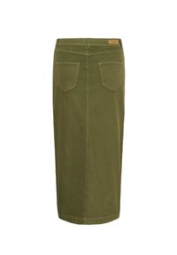Falda de mezclilla verde oliva, hasta la rodilla, de corte recto, con dos bolsillos traseros y un detalle de costura sutil, que lleva una etiqueta de marca en la cintura.