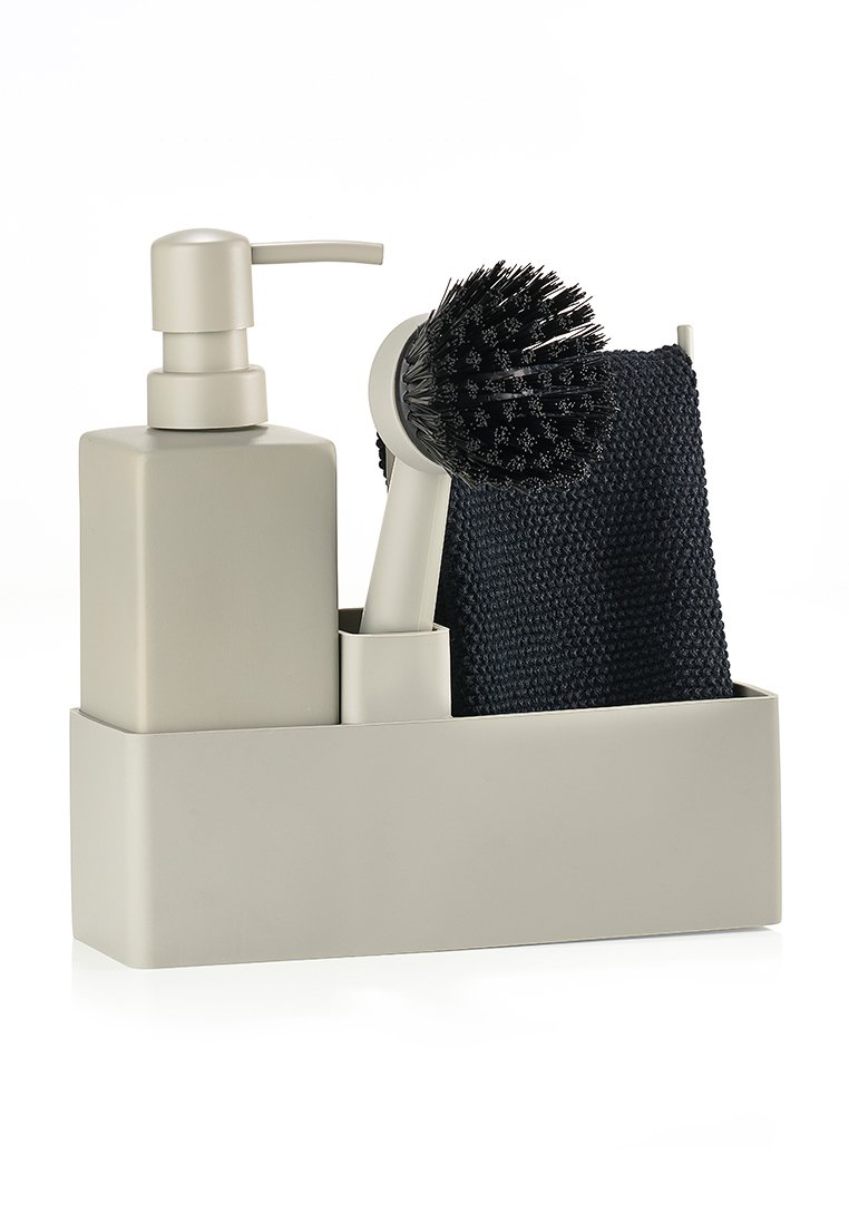 Dispensador de jabón de plástico beige, cepillo de cerdas negras y paño texturizado azul oscuro, todo alojado en un contenedor beige a juego.