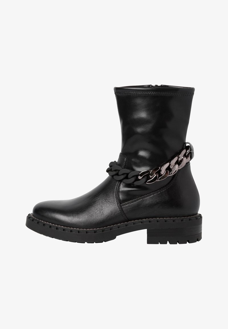 Botte en cuir noir mi-mollet avec semelle épaisse et chaîne décorative noire et argentée autour de la cheville, fermeture éclair latérale.