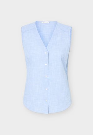 Chemisier sans manches à carreaux bleu clair, boutonné, avec un col en V et de petits boutons blancs, présenté sur fond uni.