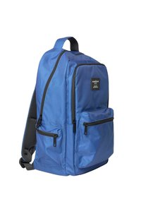 Blauer Rucksack mit schwarzen Reißverschlüssen, mehreren Fächern, gepolsterten Netzgurten und einem kleinen rechteckigen Markenetikett auf der Vordertasche.