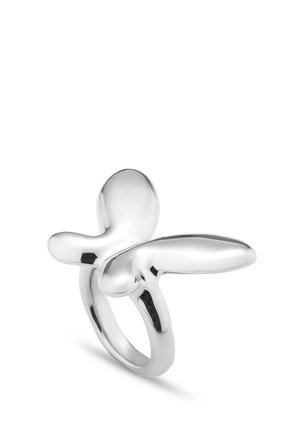 Bague en argent au design sculptural et abstrait, présentant des formes lisses et arrondies avec une finition polie. Esthétique simple et moderne.
