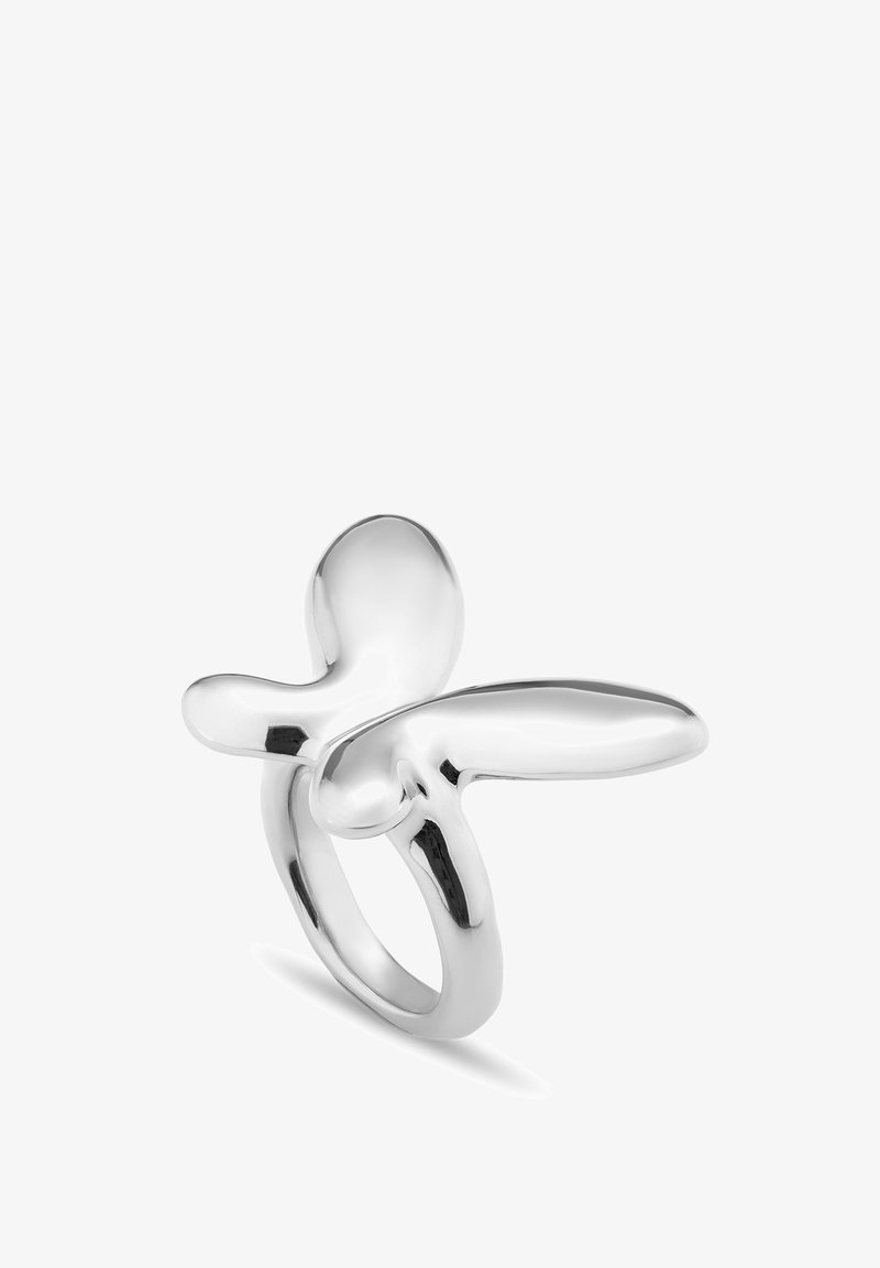 Anillo de plata con un diseño escultórico y abstracto que presenta formas suaves y redondeadas con un acabado pulido. Estética simple y moderna.