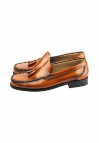 Mocasines de cuero marrón con detalle de borlas, costuras al estilo mocasín, tacón bajo negro y textura suave. Diseño clásico y versátil.