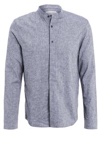 Camisa de manga larga en tejido chambray azul claro, con collar recto, cierre de botones y ligeras aberturas en los laterales del dobladillo.