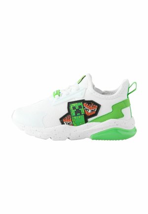 Hvide sneakers med en tekstureret mesh-overdel med grønne accenter, en plettet sål og et grafisk tryk af en karakter og blokke på siden.
