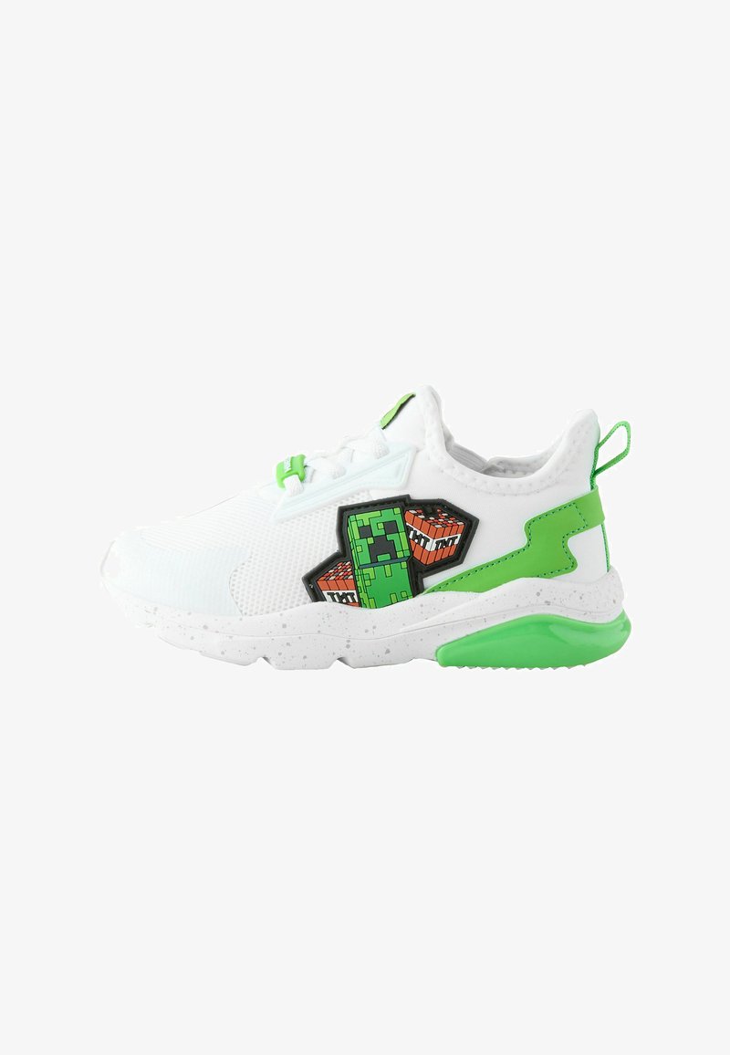 Basket blanche et verte avec un personnage pixelisé vert et orange en blocs et un design TNT sur le côté, semelle texturée et languette au talon.