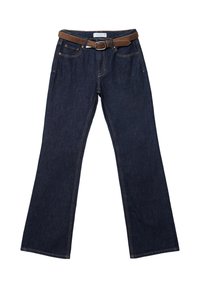 Tmavomodré džíny z denimu s rozšírenými nohavicami. Majú hnedý kožený opasok, päť vreciek, viditeľné švy a klasický pás.