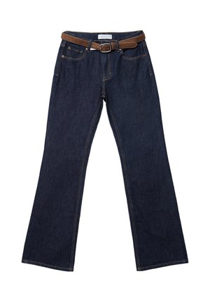 Temno modri jeans z razširjenim dizajnom nogavic. Ima rjav usnjen pas, pet žepov, vidne šive in klasičen pas.