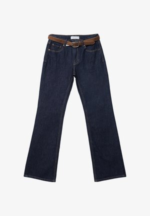 Donkerblauwe denim jeans met een uitlopende broekspijp. Bevat een bruine leren riem, vijf zakken, zichtbare stiksels en een klassieke tailleband.