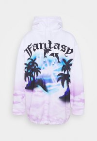 Felpa con cappuccio bianca con orlo viola sfumato, caratterizzata da un design colorato di una scena di spiaggia e la parola "Fantasy" in grassetto nero.