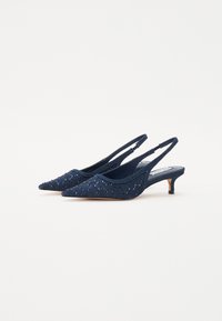 Navy siniset slingback-korkokengät, joissa on kärki ja teksturoitua kangasta, koristeltu paljeteilla, sekä matala kitten-korko.