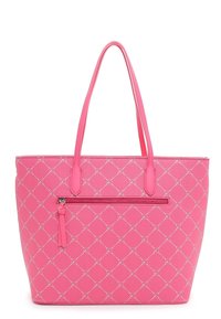 Sac fourre-tout rose avec un motif en losange, de longues anses doubles, et une poche zippée à l'avant munie d'un pompon rose assorti.