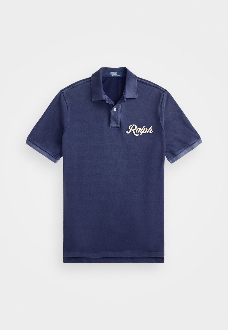Granatowa koszulka polo z klasycznym kołnierzykiem, krótkimi rękawami i wyhaftowanym białym logo "Ralph" na lewej piersi. Miękka bawełniana tekstura.
