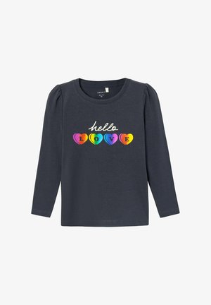 Maglietta a maniche lunghe grigia scura con maniche a palloncino, caratterizzata da disegni di cuori multicolori e il testo "hello LOVE" in bianco. Materiale in cotone.