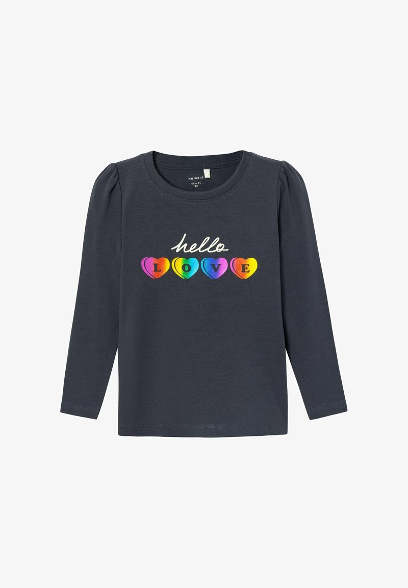 Maglietta a maniche lunghe grigia scura con maniche a palloncino, caratterizzata da disegni di cuori multicolori e il testo "hello LOVE" in bianco. Materiale in cotone.