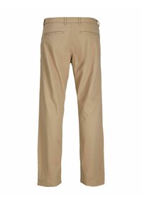 Pantalon beige taille droite avec passants pour ceinture, deux poches passepoilées à l'arrière et une petite étiquette rectangulaire de marque sur la poche droite.