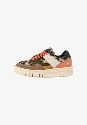 Zapatillas con una mezcla de pelo, ante y cuero; acentos en marrón, naranja y verde; parte superior texturizada; suela de goma gruesa con surcos.