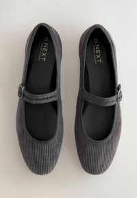 Grijze corduroy Mary Jane schoenen met een ronde neus, platte zool en een decoratieve gespsluiting over de wreef. Subtiele geribbelde textuur.
