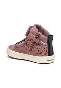 Buty typu mid-top w kolorze różowym i purpurowym z nakrapianym wzorem, czarnymi sznurowadłami, bocznym zamkiem błyskawicznym i białą gumową podeszwą. Wykonane z tkaniny syntetycznej i skóry.