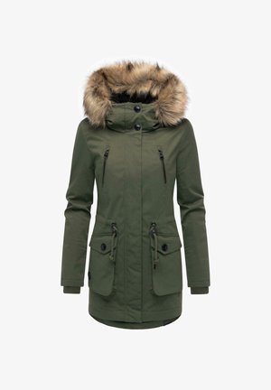 Giacca parka verde oliva con cappuccio foderato in pelliccia sintetica, due tasche sul petto con zip e vita regolabile con cordino. Tessuto impermeabile.