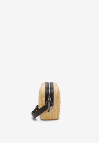 Bolso de paja tejido con forma rectangular, con un cierre de cremallera negra y una correa negra desmontable. Material natural texturizado.