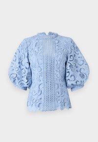 Lyseblå blondebluse med intrikate blomsterdesign, puffermer, bølgekant og en sentral vertikal designdetalj.