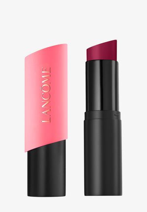 Rossetto Lancôme color bacca scura con base nera e cappuccio rosa con marchio dorato Lancôme, cappuccio rimosso e posizionato accanto al rossetto.