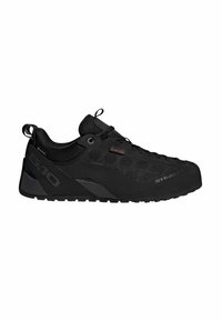 Schwarze Kletterschuhe mit einem Obermaterial aus Mesh und Gummi, ausgestattet mit einer spitz zulaufenden Zehenpartie, einer strukturierten Oberfläche und einer robusten Gummiaußensohle.