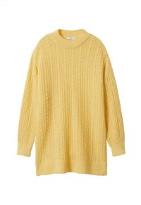 Long pull jaune en maille torsadée avec col rond et manches longues, motif texturé sur l’ensemble, poignets et ourlet côtelés.