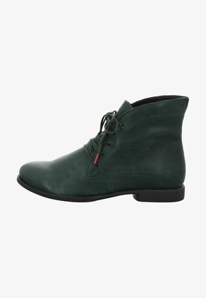 Stivale alla caviglia in pelle verde con punta arrotondata, lacci davanti e tacco nero basso. Presenta dettagli di cucitura e una superficie texture.