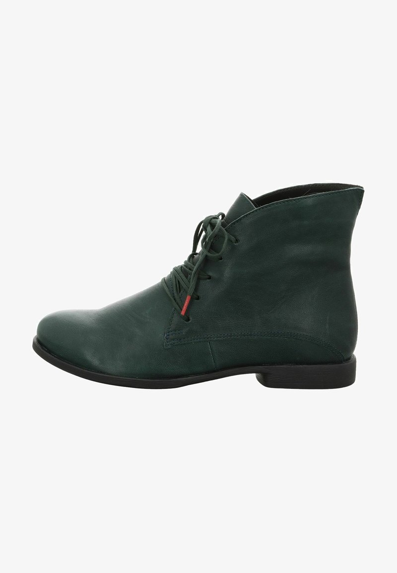 Bottine en cuir vert avec un embout rond, un laçage à l'avant et un petit talon noir. Présente des accents de couture et une surface texturée.