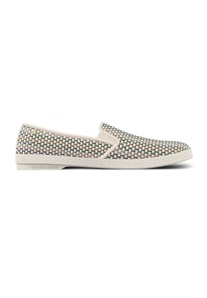 Slip-on casualschoen met een beige, donkergroen en bruine geweven patroon en een gestructureerde beige zool, getoond in zijprofiel op een witte achtergrond.