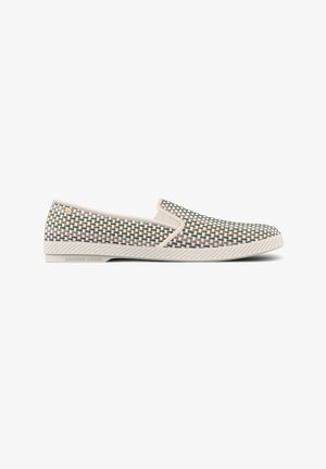 Slip-on casualschoen met een beige, donkergroen en bruine geweven patroon en een gestructureerde beige zool, getoond in zijprofiel op een witte achtergrond.