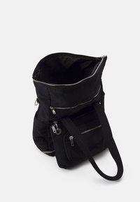 Sac à bandoulière noir avec plusieurs compartiments zippés, une grande section principale ouverte et une longue bandoulière sur fond blanc.