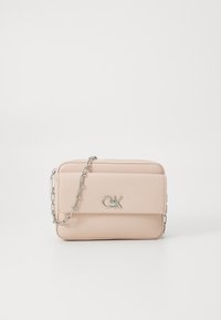 Svetloružová crossbody taška vyrobená z umelého koženého materiálu. Disponuje strieborným reťazovým popruhom a akcentom loga na prednej strane, má hladkú textúru a obdĺžnikový tvar.