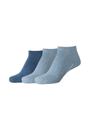 Drie paar enkelsokken in verschillende blauwtinten, naast elkaar gerangschikt op een witte achtergrond.