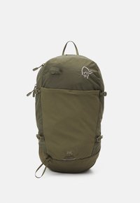 Zöld szövet hátizsák lekerekített tetejű, cipzáras elülső zsebbel, állítható oldalszíjakkal és egy kis logóval. Kapacitás: 20 liter.