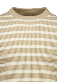 Pull en maille côtelée beige et blanc à rayures horizontales avec un col rond.
