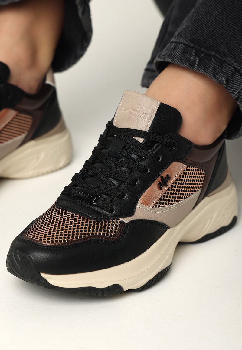 Czarno-brązowe sneakersy z siateczkowym wykończeniem, beżowym akcentem, płaskimi czarnymi sznurowadłami i fakturowaną podeszwą, zaprojektowane z myślą o komforcie i oddychalności.