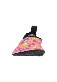 Rosa Stoffschuh mit einem Muster aus Cartoon-Augen und Lippen, schwarzer Gummisohle und einem Ziehband für einfaches Anziehen.