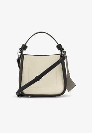 Petit sac à main structuré avec devant beige texturé, bandoulière noire réglable, poignée supérieure et étiquette en cuir grise attachée.