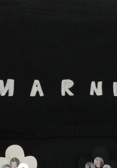 Tessuto nero con lettere ricamate bianche che formano la scritta "MARNI" e due piccole decorazioni a forma di fiore sotto il testo.