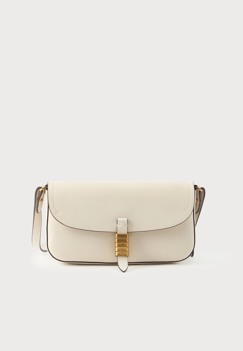 Hvid læder crossbody taske med guldbeslag, struktureret form og kontrasterende mørke kanter. Har en klaplukning og justerbar rem.